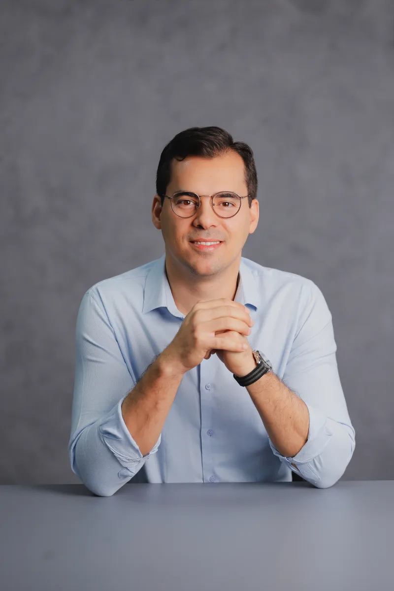 Gutierre Menezes, biólogo especialista em saúde integrativa que recomenda o Hipercontroll